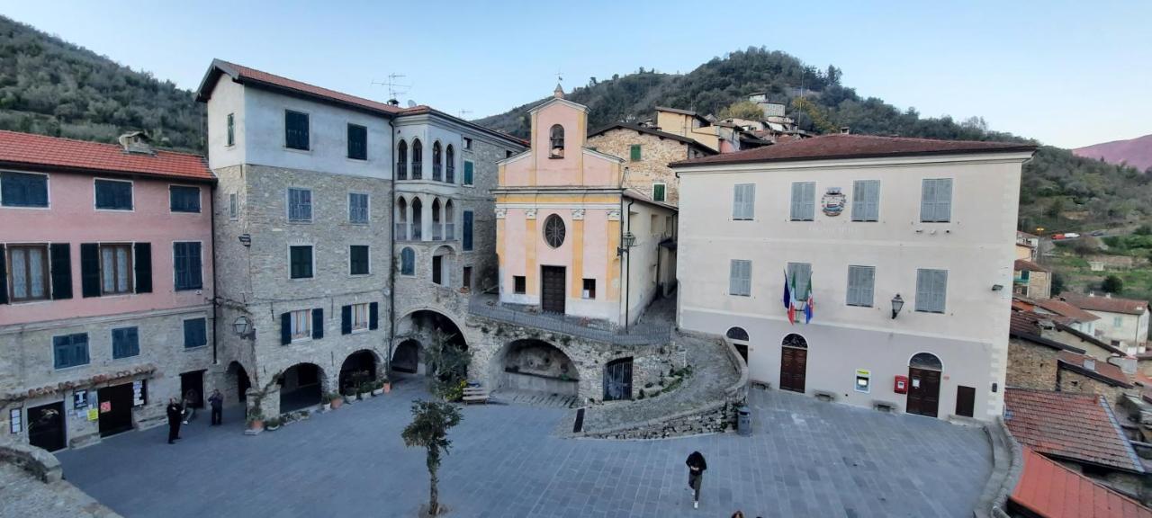 La Gallina Nel Castello Citr Oo9002-Beb Oo11 Albenga Exterior foto